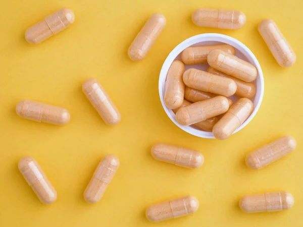 Cápsulas Del Complejo Vitamina Una Tapa Con Otras Cápsulas Del — Foto de Stock