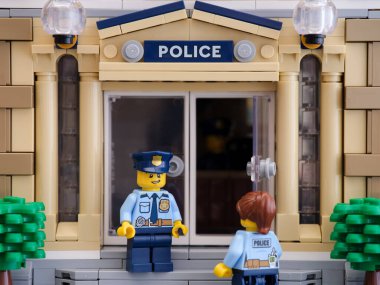 Tambov, Rusya Federasyonu - 1 Şubat 2022 Lego polisi ve Lego kadın minyatürleri polis merkezinin önünde konuşuyorlar..