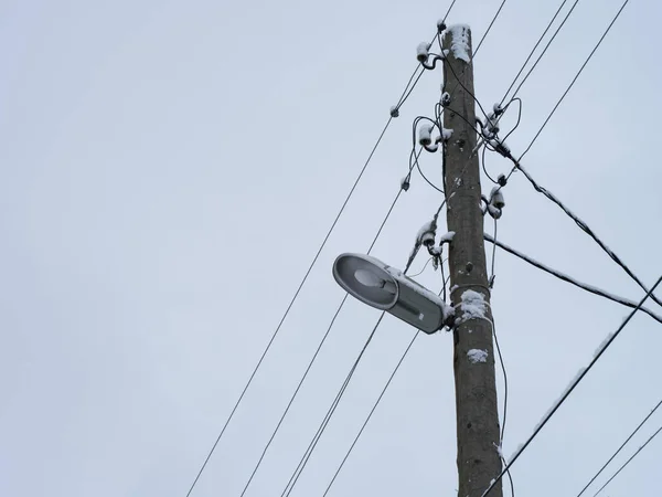 Old Electric Wooden Pole Lamp Electricity Cables Hanging Some Snow — Stock Photo, Image