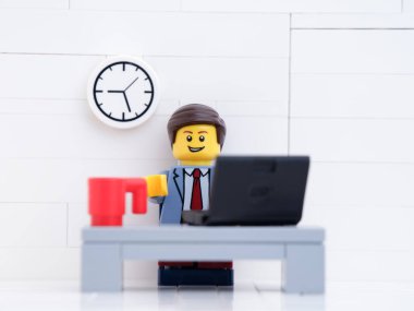 Tambov, Rusya Federasyonu - 25 Şubat 2022 Lego işadamı ofislerinde dizüstü bilgisayar üzerinde çalışıyor..