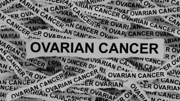 Tiras Periódico Con Las Palabras Cáncer Ovario Blanco Negro Cerca — Vídeo de stock