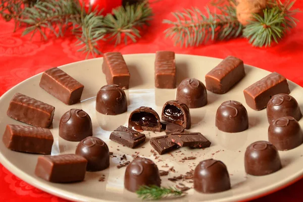 Doces Chocolates Uma Mesa Decorada Para Natal Close — Fotografia de Stock