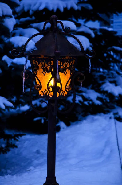 冬のクリスマスの夜に提灯を灯し — ストック写真
