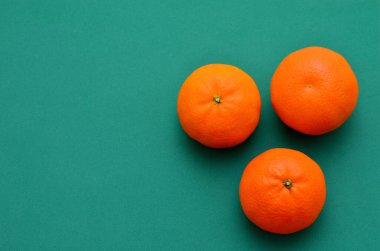 Renkli yeni yıl arkaplan turuncu mandalinalar yeşil arkaplan kopyalama alanı