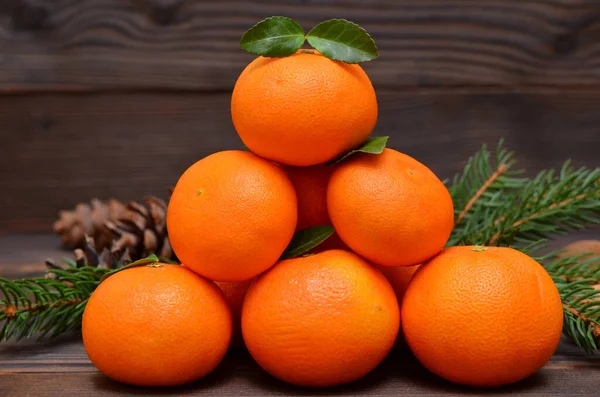 Mnoho Mandarinek Pro Vánoce Zblízka Tmavém Dřevěném Pozadí — Stock fotografie