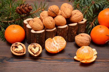 Kış, ahşap bir arka planda, taşra tarzında, ceviz ve mandalina gibi sakin bir hayattır.