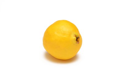 Beyaz arka plan üzerinde izole olgun Ayva