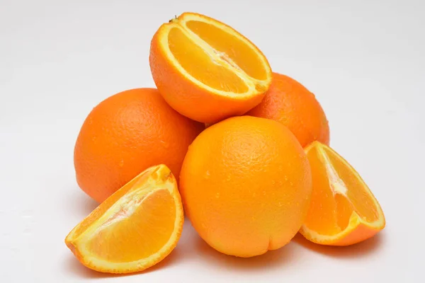 Grupa Obiektów Całych Wycinanych Pomarańczy Białym Tle — Zdjęcie stockowe