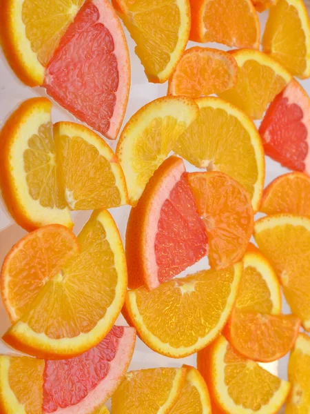 Jasne Świeże Plastry Owoców Cytrusowych Pionowe Kolorowe Tło Zbliżenie — Zdjęcie stockowe