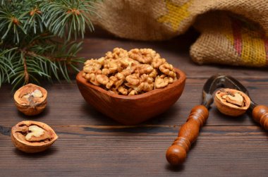 Ahşap bir kasede soyulmuş ceviz çekirdekleri.