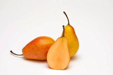 Beyaz arka planda olgun sulu armutlar.