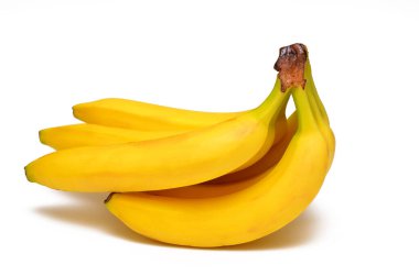 Beyaz arka planda izole edilmiş bir grup olgun muz yakın plan