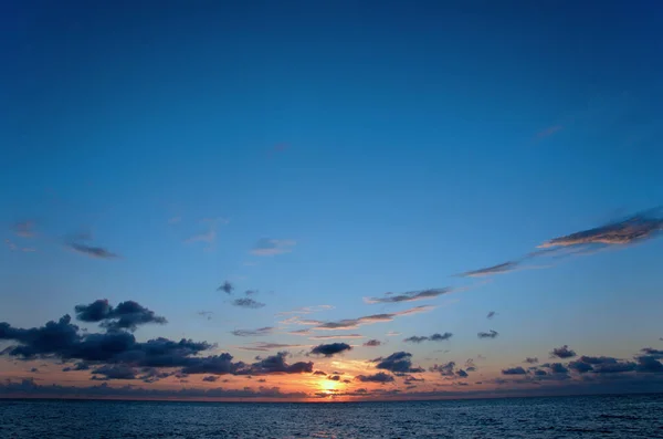 Красивый Пейзаж Голубое Небо Лучи Солнца Фоне Моря — стоковое фото