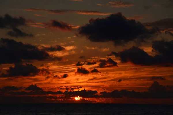 Изумительный Морской Закат Оранжевых Тонах — стоковое фото