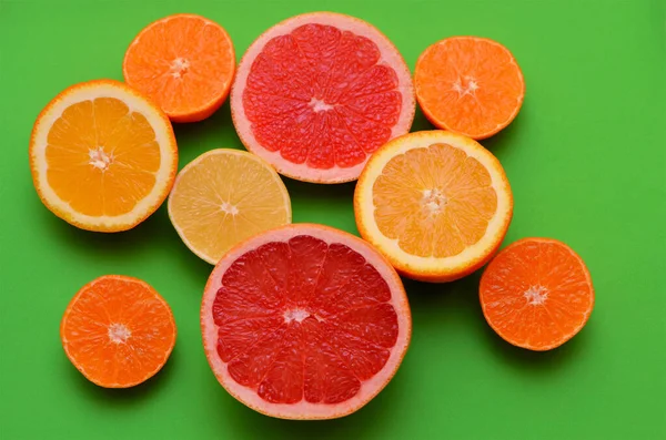 Plasterki Owoców Cytrusowych Pomarańczowych Grejpfrutów Mandarynki Cytryny — Zdjęcie stockowe