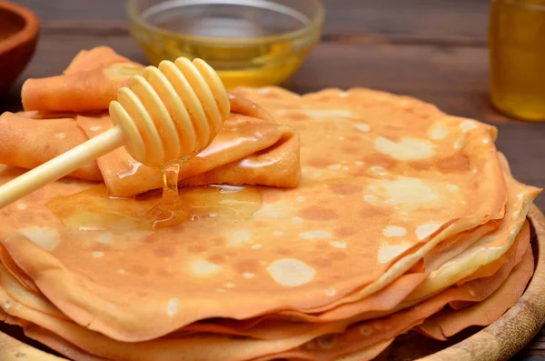 Verter Panqueques Con Miel Cerca — Foto de Stock