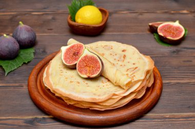 Lezzetli ev yapımı pastalar incirli incirli krepler ahşap arka planda