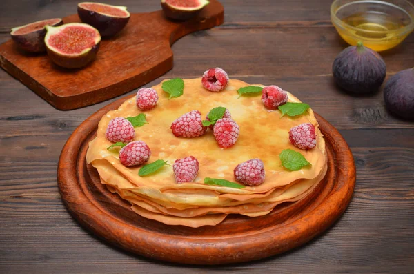 Schönes Stillleben Mit Dünnen Pfannkuchen Mit Früchten Auf Einem Holztisch — Stockfoto