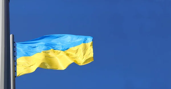 Прапор України Тлі Синього Неба — стокове фото