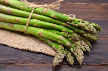 Çuval bezinde taze çiğ kuşkonmaz.