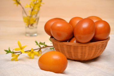 Paskalya yumurtaları sepette