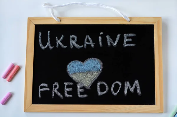 Напис Крейду Дошці України Свобода Серце — стокове фото