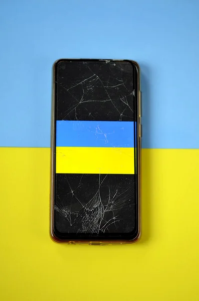Пошкоджений Екран Смартфона Прапором України Символом Знищення Країні — стокове фото