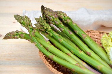 Sepette taze kuşkonmaz sebzesi