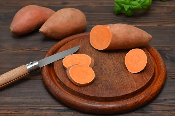 Солодка Картопля Нарізана Ріжучій Дошці Ножі — стокове фото