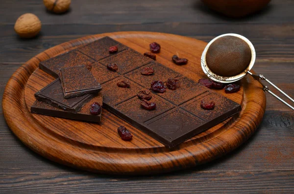 Chocolate Negro Con Arándanos Una Tabla Madera — Foto de Stock