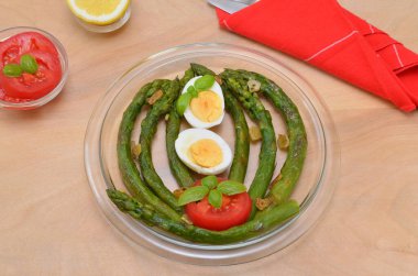 Besleyici kahvaltı haşlanmış yumurta ve sebze.