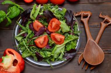Taze sebzeler ve sebzeler tabakta, salata manzarasını yukarıdan karıştır.