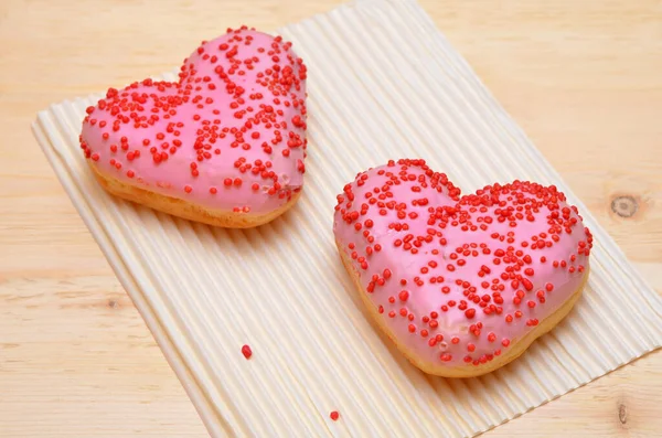 浪漫的早餐理念心形甜甜圈特写 — 图库照片