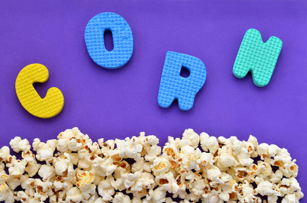 посыпанный попкорном на голубом фоне и надписью кукуруза