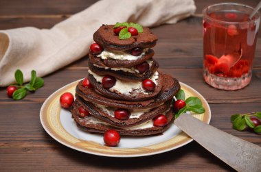 Çikolatalı krepler ve kızılcıklarla dolu bir hayat, masada kızılcık çayı