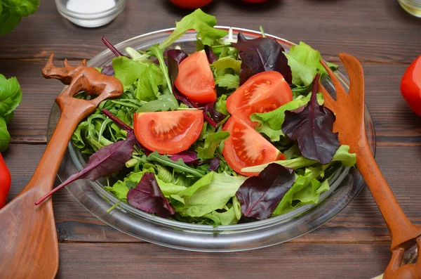 Ensalada Verduras Frescas Plato Hermosos Utensilios Cocina Madera — Foto de Stock