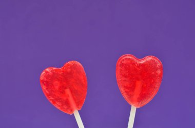 Leylak arkaplanda iki kalp şeklinde lolipop.