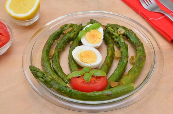 健康午餐油炸芦笋和煮熟的鸡蛋 — 图库照片