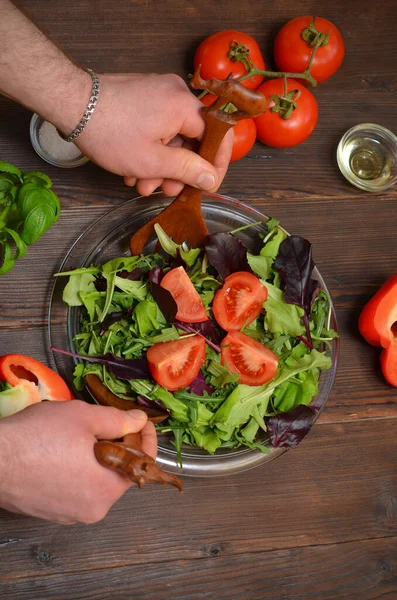 Memasak Makan Malam Oleh Seorang Pria Tangan Mencampur Salad Sayuran — Stok Foto
