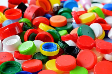 Geri dönüşüm için toplanan plastik mantar yığını