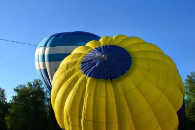 Uçuştan önce iki balon, beyaz-mavi ve sarı-mavi sıcak hava balonu yakın çekim