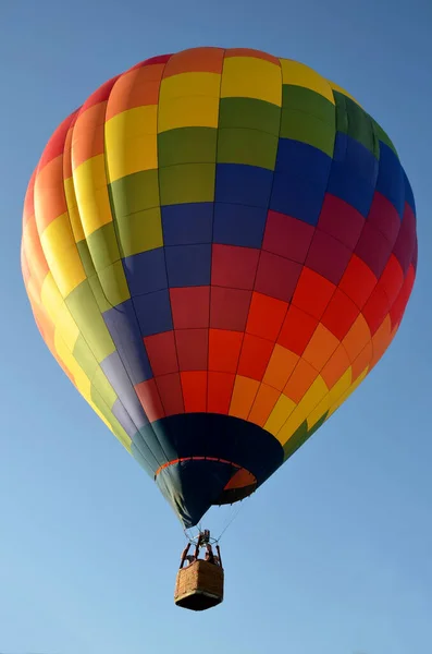 Φωτεινό Πολύχρωμο Αερόστατο Θερμού Αέρα Στο Μπλε Ουρανό Close — Φωτογραφία Αρχείου