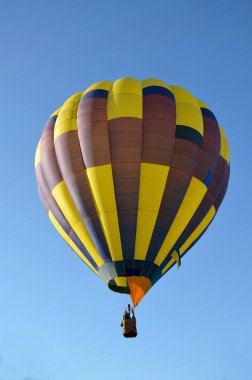 Ukrayna bayraklı parlak sarı sıcak hava balonu