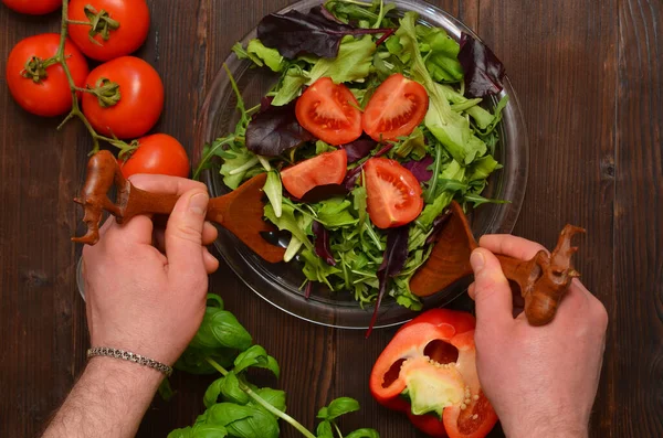 Cooking Man Vegetable Salad Table Ingredients — Foto Stock