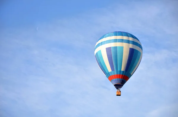 Beautiful Blue White Hot Air Balloon Cloudy Sky Copy Space — 스톡 사진