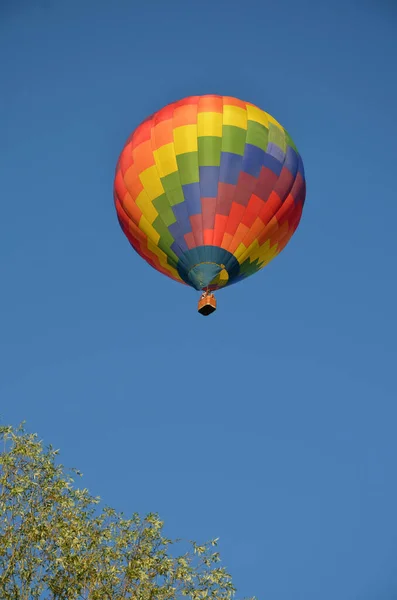 Moment Takeoff Colorful Hot Air Balloon — Fotografia de Stock