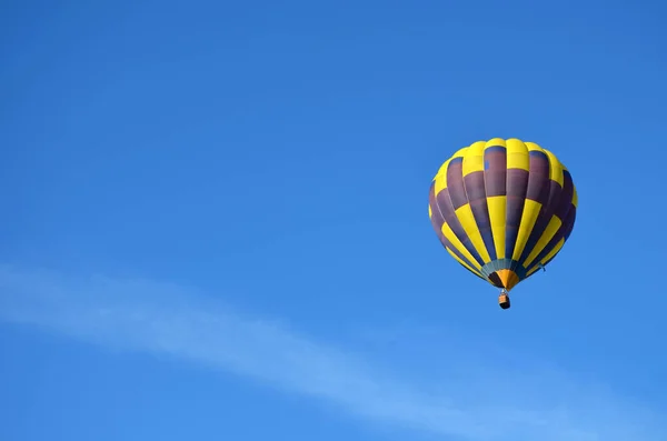 Belle Montgolfière Jaune Bleue Contre Ciel Bleu Espace Copie Endroit — Photo