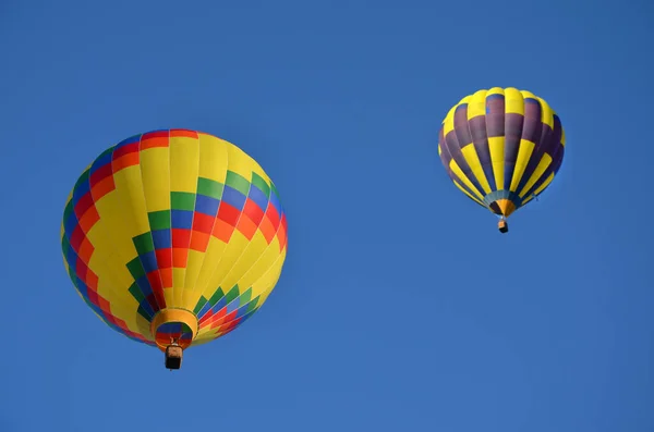 Buntes Bild Zwei Helle Luftballons Blauen Himmel — Stockfoto