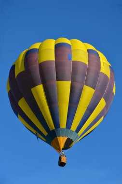 Güzel sarı mavi sıcak hava balonu mavi gökyüzüne yakın çekim