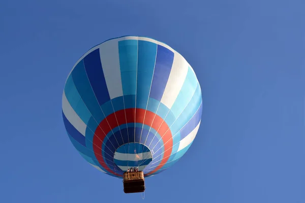 Μπλε Αερόστατο Θερμού Αέρα Στην Καθαρή Θέα Του Ουρανού Από — Φωτογραφία Αρχείου